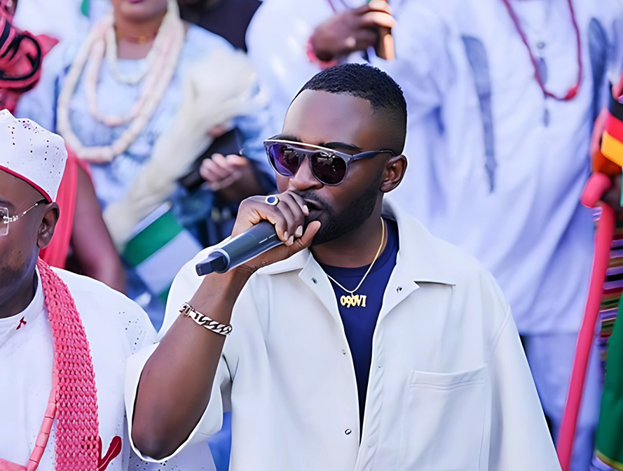 090VI performing at a royal event